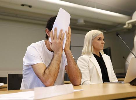 22-vuotiasta ulkomaalaistaustaista miestä syytetään törkeästä lapsen seksuaalisesta hyväksikäytöstä ja törkeästä raiskauksesta. Kuvassa hänen oikealla puolellaan istuu avustaja, asianajaja Ulla-Maija Pöhö.