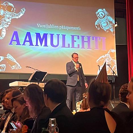 Jussi Tuulensuu piti puheen ainejärjestö Vostokin vuosijuhlassa lauantaina.