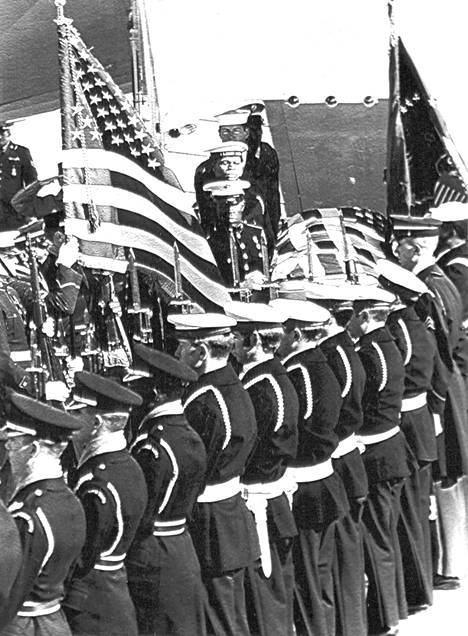 Kunniavartio odotti Lyndon Baines Johnsonin arkkua Andrewsin lentotukikohdassa, josta arkku kuljeteltiin Washingtoniin hautajaistoimitusta varten.