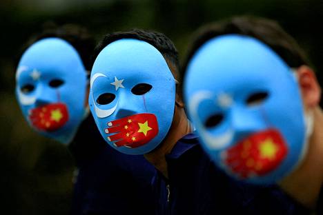 YK:n raportin mukaan Kiina on tehnyt uiguurialueilla vakavia ihmisoikeusrikkomuksia ja mahdollisesti rikoksia ihmisyyttä vastaan. Aktivistit osallistuivat uiguureja puolustavaan mielenosoitukseen Indonesiassa tammikuussa 2022.