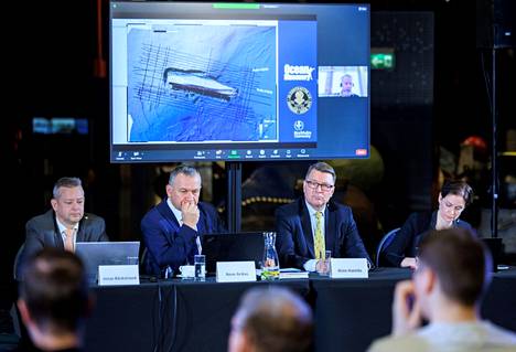 Ruotsin, Viron ja Suomen viranomaiset esittelivät raporttia Estonian uppoamisesta Tallinnassa maanantaina.