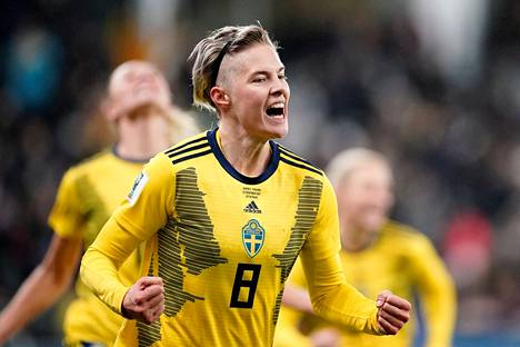 Lina Hurtig teki voittomaalin Ruotsille MM-karsintaottelussa Suomea vastaan.
