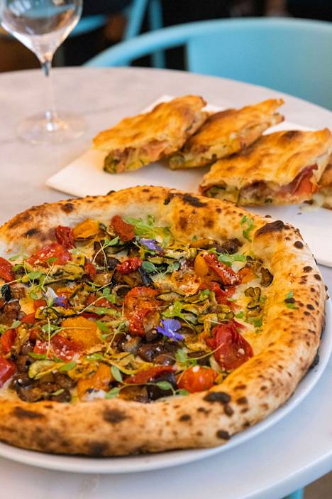 Pizzamestari Luca Platanian mukaan erinomaisten pizzojen valmistamiseen tarvitaan laadukkaiden raaka-aineiden lisäksi kärsivällisyyttä. Jokaiselle pizzalle on myös oma oliiviöljy, hän kertoo. 