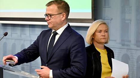 Pääministeri Petteri Orpo (kok) ja sisäministeri Mari Rantanen (ps) hallituksen tiedotustilaisuudessa rajaturvallisuutta koskevasta lainsäädännöstä tiistaina.