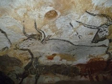 Lascaux’n luolista löytynyt vanha kalliomaalaus eläimistä, joissa näkyy myös pistemerkintöjä.