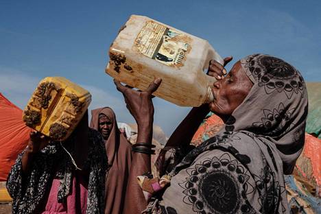 60-vuotias Hawa Mohamed Isack (oik.) joi vettä vedenjakelupaikalla Somalian Baidoassa 13. helmikuuta. Somaliassa nälänhätä uhkaa miljoonia ihmisiä. YK:n huhtikuussa julkaiseman tiedotteen mukaan Somalian nälänhädän taustalla on muun muassa huonot sadeolosuhteet ja ruoan hinnan räjähdysmäinen nousu.