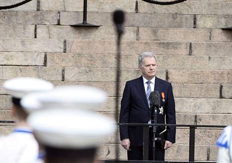 Tasavallan presidentti Sauli Niinistö puhui Puolustusvoimien lippujuhlapäivän paraatikatselmuksessa Senaatintorilla Helsingissä 4. kesäkuuta.
