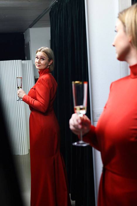 Marjo Niskanen adjusted her evening dress for Linna's party in 2022.