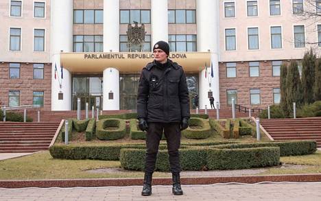 Poliisi seisoo vahtivuorossa Moldovan parlamenttitalon edessä Chisinaussa 16. helmikuuta.