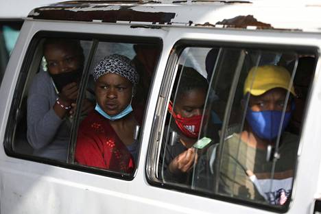 Pikkubussin matkustajia Sowetossa Etelä-Afrikassa joulukuun lopussa.
