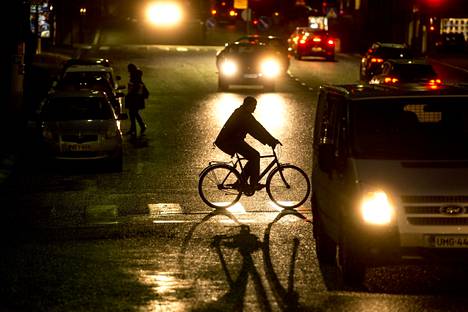 Vain pieni osa suomalaisista myöntää ajaneensa pyörällä tai sähköpotkulaudalla päihtyneenä yleisellä paikalla.