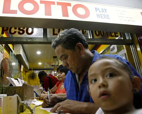 Mies täyttämässä lottokuponkia Filippiinien pääkaupungissa Manilassa vuonna 2009.