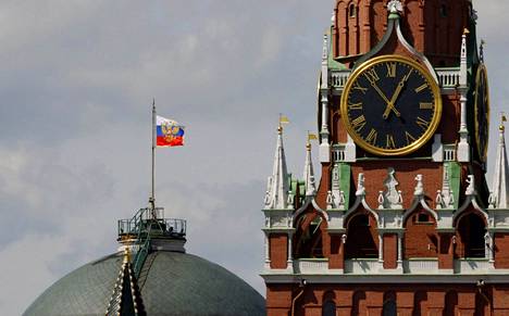 Venäjän lippu liehui lennokki-iskun kohteeksi joutuneen Kremlin Senaattirakennuksen kupolin huipulla torstai-iltapäivällä.