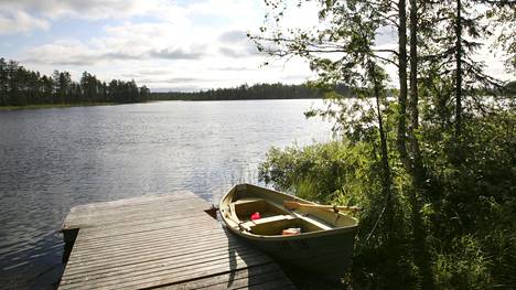 Lomien siirrolla kesäloma osuisi Suomessa suuremmassa määrin samaan aikaan muiden pohjoismaiden ja muun Euroopan kesälomien kanssa. Kuva kuhmolaiselta kesämökiltä.