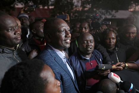 Presidenttiehdokas William Ruto äänesti Kosachein koululla Keniassa tiistaina.