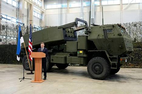 Viron puolustusministeri Hanno Pevkur Tapan sotilastukikohdassa Virossa tammikuussa 2023 taustallaan HIMARS-raketinheitinjärjestelmä.