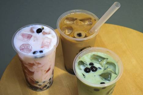 Teestä, mehusta tai maidosta, siirapista ja hyytelöpalleroista koostuvaa juomaa kutsutaan kuplateeksi. Kuvassa Boba Baon juomia. 