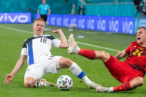 Jere Uronen liukuu palloon jalkapallon EM-kisoissa Belgiaa vastaan kesällä 2021.