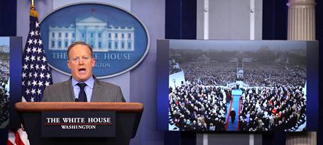 Valkoisen talon tiedottaja Sean Spicer piti ensimmäisen tiedotustilaisuutensa lauantaina ja keskittyi lähinnä Trumpin virkaanastujaisten yleisön suuruuden perkaamiseen.