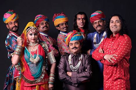 Dhoad Gypsies of Rajasthan esittelee Rajasthanin perinnemusiikkia länsimaille. Kuvassa oikealla ryhmän taiteellinen johtaja Rahis Bharti.