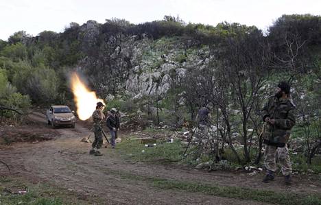 Syyrian hallitusta vastaan taistelevat kapinalliset ampuivat kranaattitulta Latakian maakunnan luoteisosissa viime huhtikuussa.