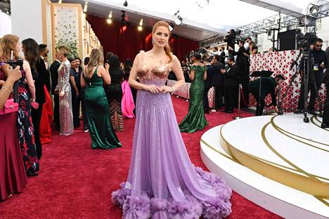 Näyttelijä Jessica Chastain saapui palkintojuhlaan näyttävästi pukeutuneena.