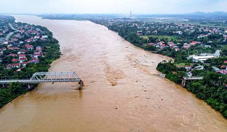 The bridge over the Red River collapsed due to the storm. Photo from Monday in Phu Tho province.