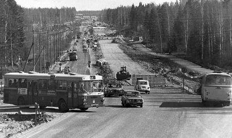 Helsingin kaupungin liikennelaitos yrittää etsiä uuden päätepysäkin linja 46:n autoille. Kuljettajat ovat joutuneet tähän saakka kääntämään ajokkinsa keskellä Hämeenlinnantietä.