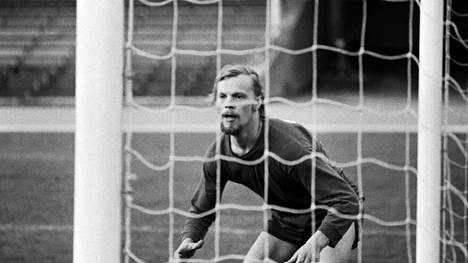 Vesa-Matti Loiri pelasi HJK:n maalivahtina 1972. Kuvassa Loiri maalilla puolalaista Gornik Katowicea vastaan pelatussa harjoitusottelussa heinäkuussa 1972.