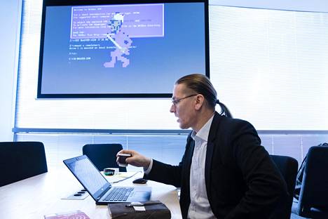 F-Securen tutkimusjohtaja Mikko Hyppönen esittelee vanhan ajan tietokoneviruksia ylläpitämässään haittaohjelmien museossa the Malware Museumissa, https://archive.org/details/malwaremuseum.