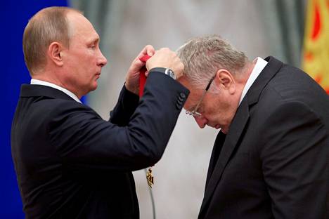 Venäjän presidentti Vladimir Putin antoi kunniamerkin Žirinovskille Kremlissä syyskuussa 2016.