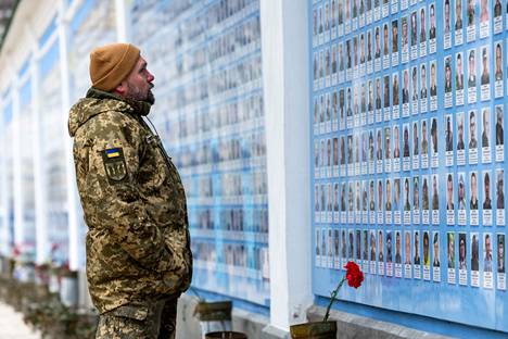 Ylikersantti Nazar Losjuk saapui Venäjän hyökkäyssodan vuosipäivänä kaatuneiden muistoseinälle jättämään neilikkansa menetettyjen tovereiden muistoksi. 