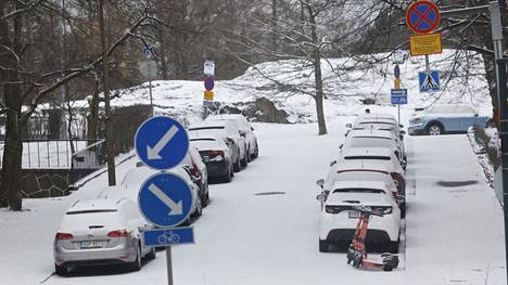 Lumisade oli tehnyt kadut valkoisiksi ja peittänyt autotkin Helsingin Töölössä perjantain ja lauantain välisenä yönä.