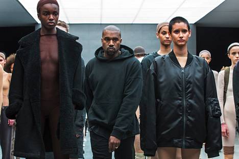 Räppäri Kanye West esitteli Adidaksen kanssa tehtyä yhteistyömallistoaan New Yorkin muotiviikoilla vuonna 2015. 