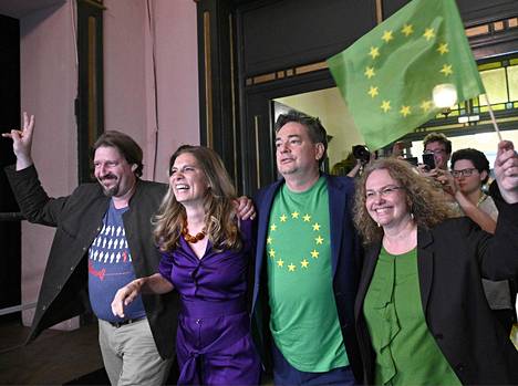 Itävallan vihreiden Thomas Waitz, Sarah Wiener, Werner Kogler ja Monika Cana juhlivat ensimmäisiä vaalituloksia Wienissä sunnuntaina.