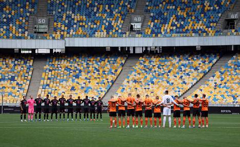Šahtar Donetskin ja FC Metalistin joukkueet pitivät ennen sarjakauden avausta elokuussa 2022 hiljaisen hetken muistaakseen sodassa menehtyneitä. Ottelu pelattiin Kiovan olympiastadionilla.