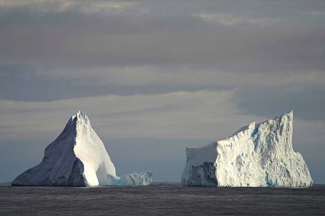 Charlotte McConaghyn Viimeinen muuttolintu -romaanissa seurataan viimeisten lapintiirojen kenties viimeistä muuttomatkaa Grönlannista Antarktikselle. Kuvassa jäävuoria Eteläisellä jäämerellä. 