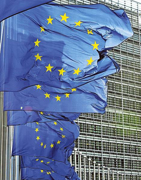 EU-liput liehuvat Brysselissä.