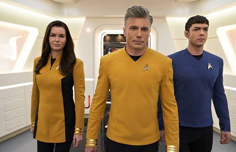 Number One (Rebecca Romijn), Pike (Anson Mount) ja Spock (Peck) Strange New Worldsissa.