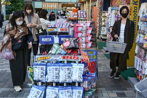 Ihmiset tarkastelivat tuotteita tokiolaisessa kaupassa 18. marraskuuta. 