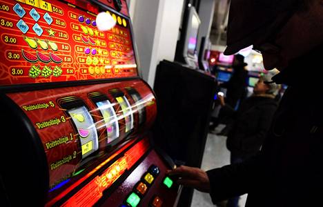 Veikkaus asettaa tappiorajat kaikille peliautomaateilleen, kuukaudessa  mahdollista hävitä 2 000 euroa – ”Onhan se ihan valtava rahamäärä” -  Politiikka 