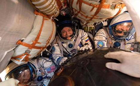 Astronautti Peggy Whitson (vas.), kosmonautti Fjodor Jurtšihin ja astronautti Jack Fischer Sojuz MS 04 -avaruusaluksessa pian laskeutumisen jälkeen syyskuussa 2017.