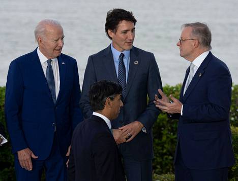Yhdysvaltain presidentti Joe Biden (vas.) Kanadan pääministeri Justin Trudeau, Australian pääministeri Anthony Albanese ja Britannian pääministeri Rishi Sunak (alhaalla edessä) Hiroshimassa 20. toukokuuta. 