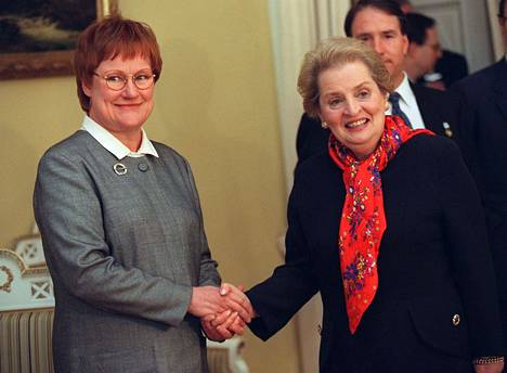 Ulkoministerit Tarja Halonen ja Madeleine Albright vuonna 1997.