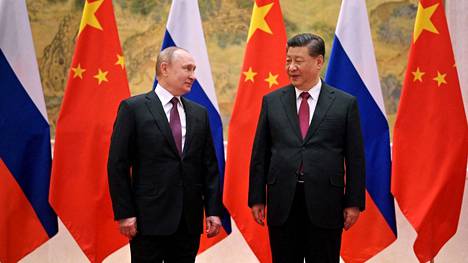 Venäjän presidentti Vladimir Putin ja Kiinan presidentti Xi Jinping poseerasivat medialle Pekingissä järjestetyn tapaamisen yhteydessä 4. helmikuuta 2022. Kremlin julkaisema kuva.