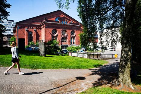 Hampus Dahlströmin suunnittelema, 1877 valmistunut Kaartin maneesi Kasarmikadulla Helsingissä on ulkoa kaunis.