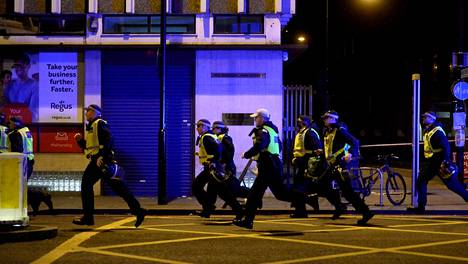 Poliiseja London Bridgen lähistöllä. Terristit ajoivat paikalla pakettiauton väkijoukkoon myöhään lauantai-iltana.