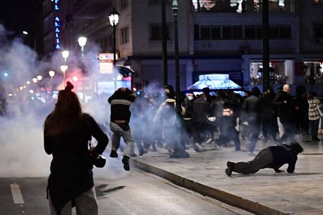 Mellakkapoliisi käytti keskiviikkona kyynelkaasua mielenosoittajia vastaan Kreikan parlamentin edustajalla. 