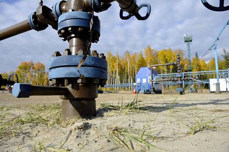 Raakaöljy on Venäjälle todella tärkeä tulonlähde. Liuskeöljyn porausta Siperiassa taigalla Njagan kaupungin liepeillä Venäjällä. 