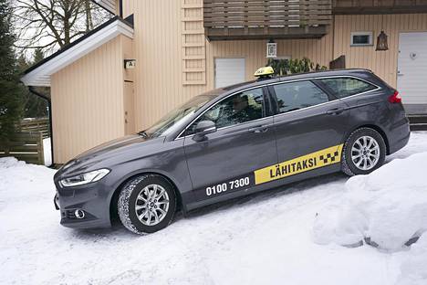Taksi noutamassa työpaikalleen lähdössä olevaa näkövammaista kotoaan Espoossa ennen taksiliikenteen vapautumista.